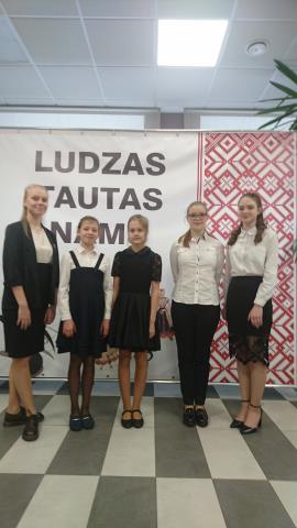 Meiteņu vokālais ansamblis Ludzas Krievu kultūras biedrības "Nasledije" 15. gadu jubilejai veltītajā koncertā. 